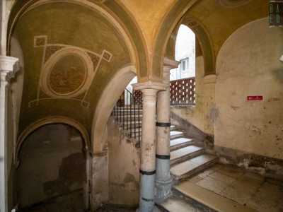 Seguono una serie di archi rampanti su cui poggiano le volte di copertura, decorate con altre scene mitologiche ed elementi vegetali e geometrici